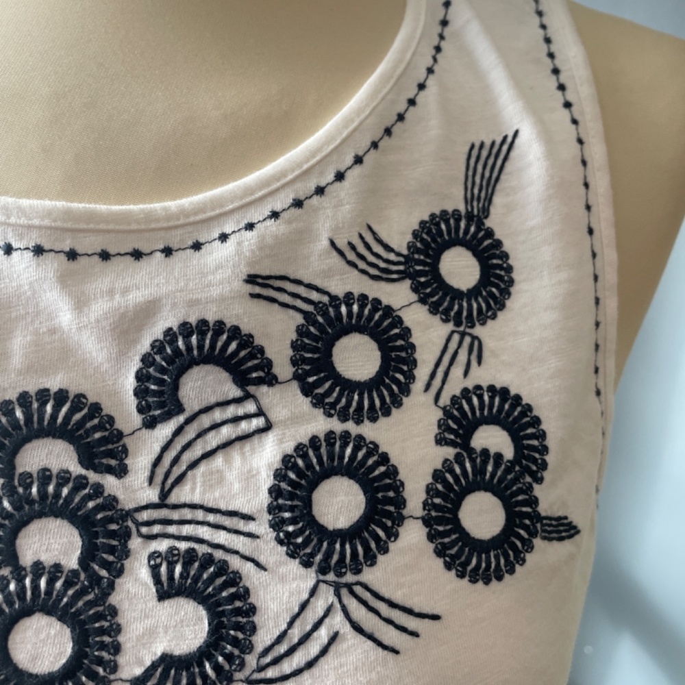 Embroidered sleeveless shirt - Picture 2 of 6